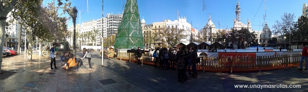 Valencia Navidad plaza de lAyuntamiento elo y de los puestos alrededor de la plaza que ofrecían artículos, juguetes, artesanía y plantas  de la època