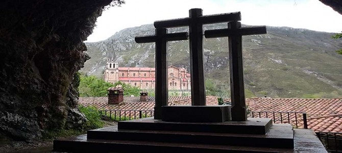 La Santina, la Virgen de Covadonga y la Santa Cueva La Santina, la Virgen de Covadonga y la Santa Cueva