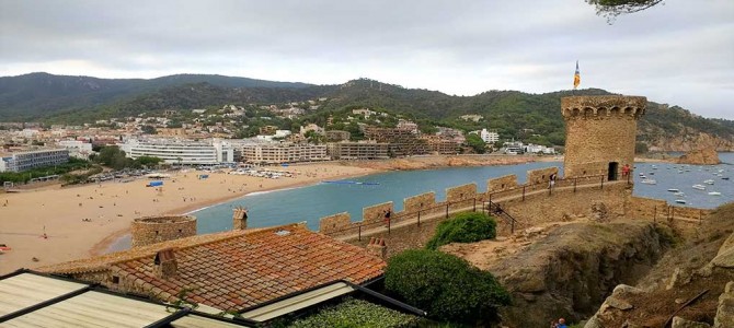 Tosa de Mar, una ciudad amurallada en Gerona. El paraíso azul Tosa de Mar, una ciudad amurallada en Gerona. El paraíso azul