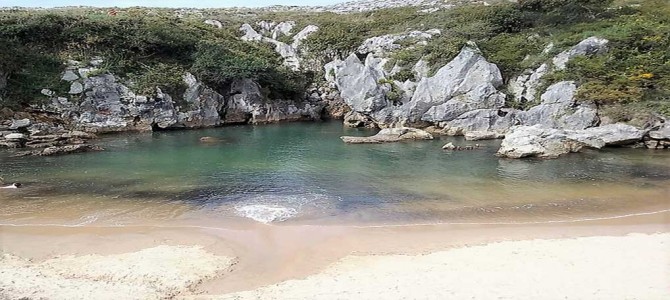 Playa de Gulpiyuri, la playa más pequeña de Asturias Playa de Gulpiyuri, la playa más pequeña de Asturias