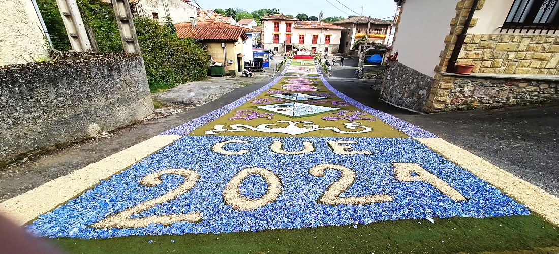 Alfombra floral en Cué