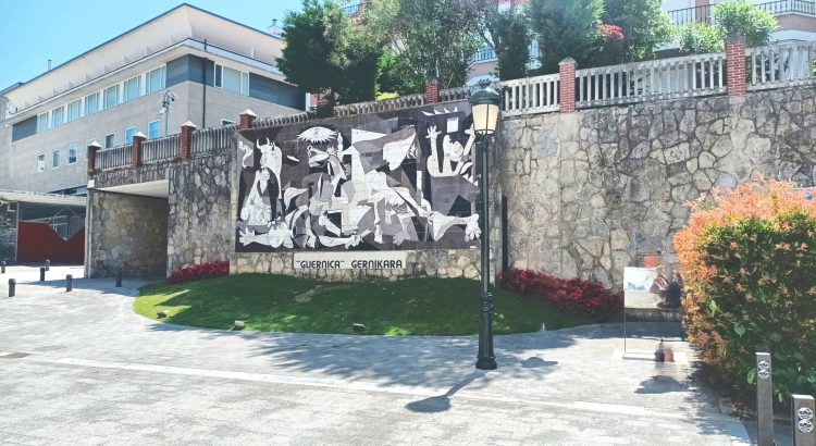 Guernica-de-Picasso-en-el-pueblo-de-Guernica