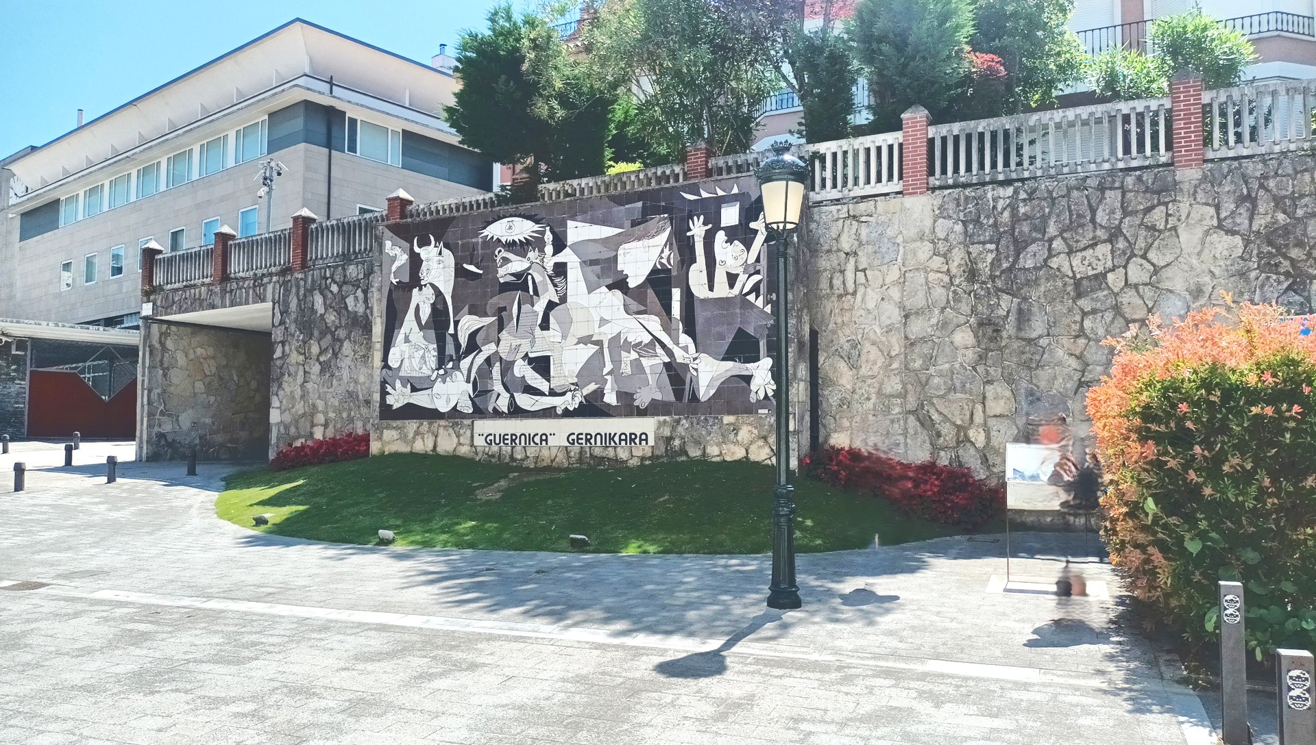 Guernica-de-Picasso-en-el-pueblo-de-Guernica