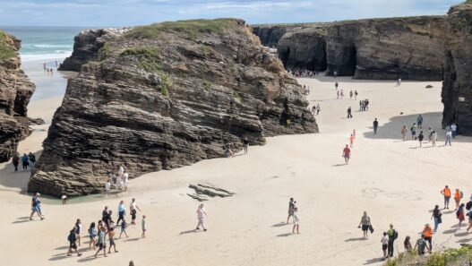 Playa Las Catedrales una de las mejores playas de España